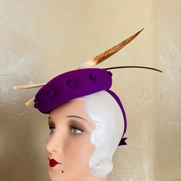WONDERFUL 1930s\' PURPLE FELT TILT HAT WITH LONG FEATHERS AND FELT KNOTS main image 6
